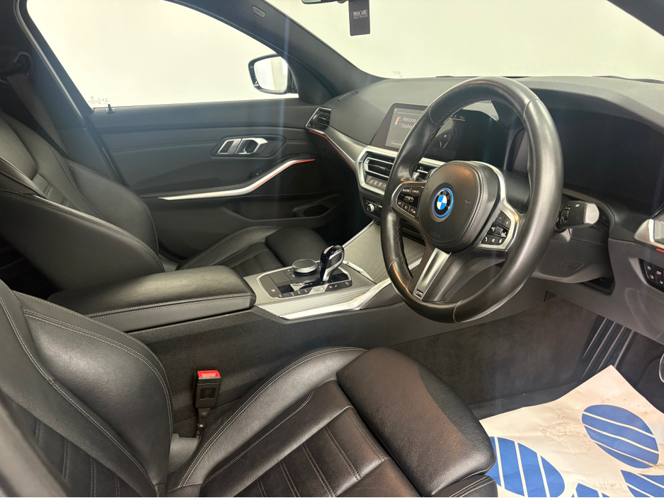 2021 BMW 3 Series - image 5