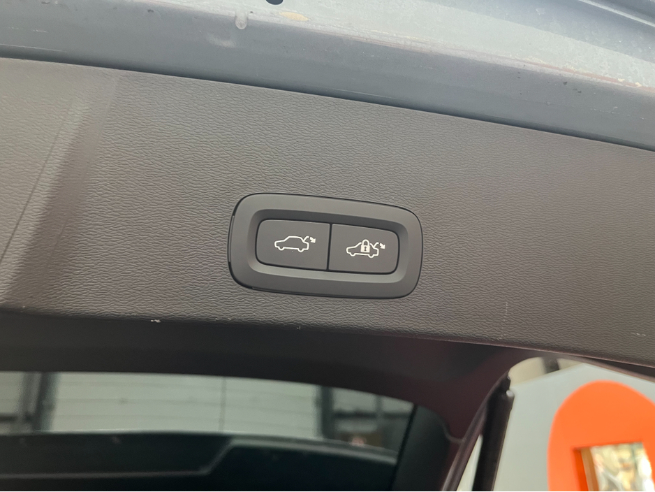 2022 Volvo XC40 - image 7