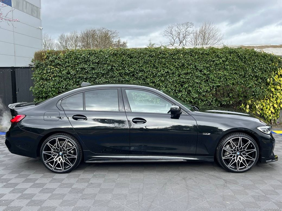 2021 BMW 3 Series - image 2