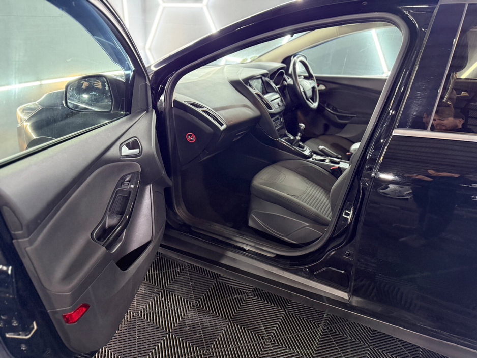 2017 Ford Focus - image 17