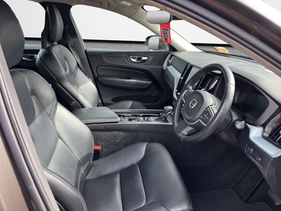 2017 Volvo XC60 - image 10