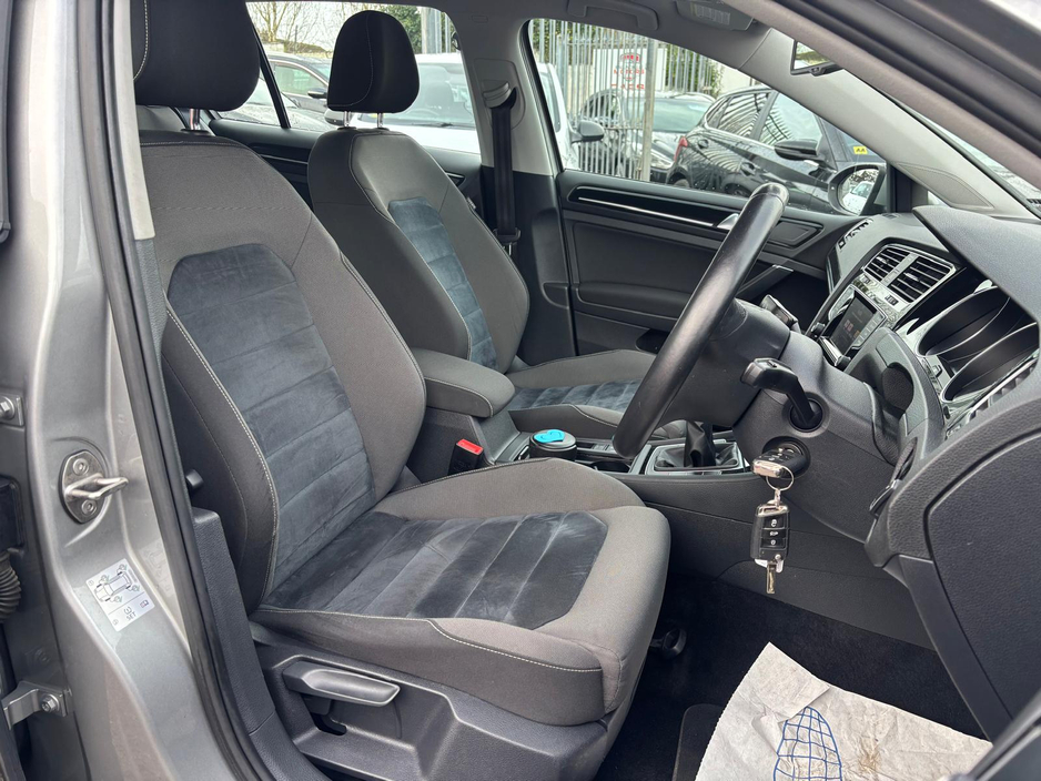 2014 Volkswagen Golf - image 2