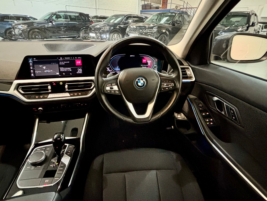 2022 BMW 3 Series - image 9