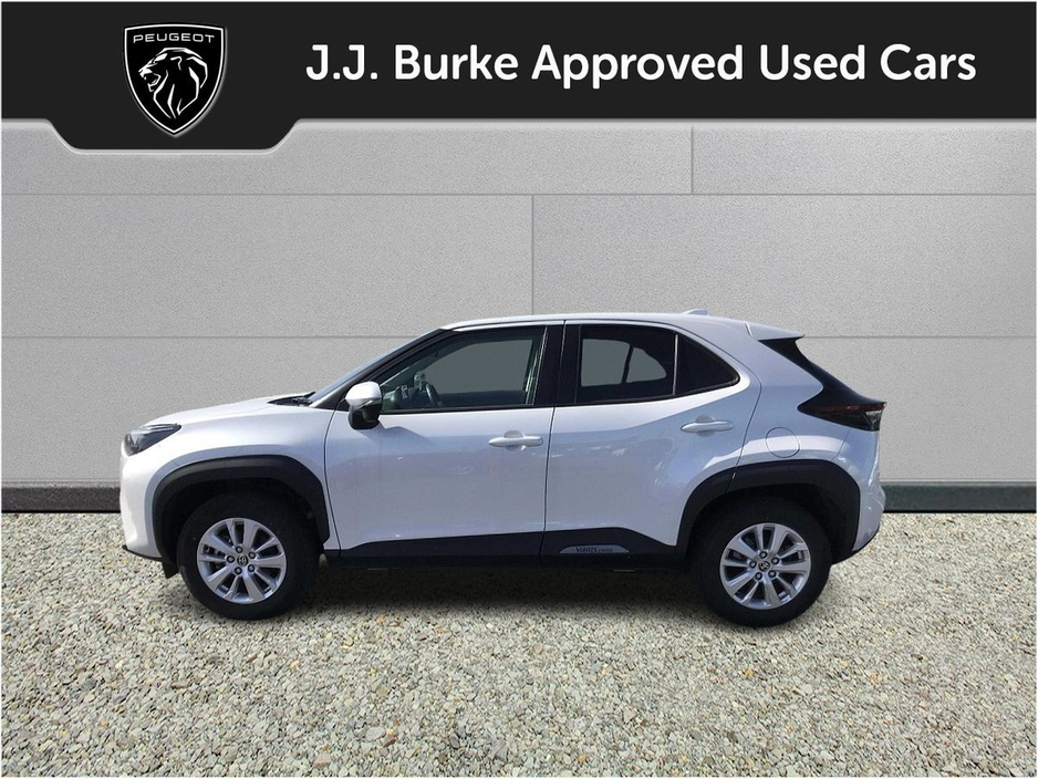 2024 Toyota Yaris - image 3