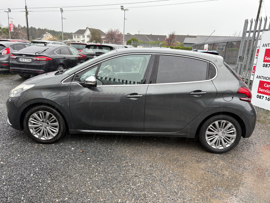 2017 Peugeot 208 - image 6