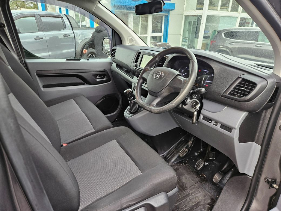 2022 Toyota Proace - image 3