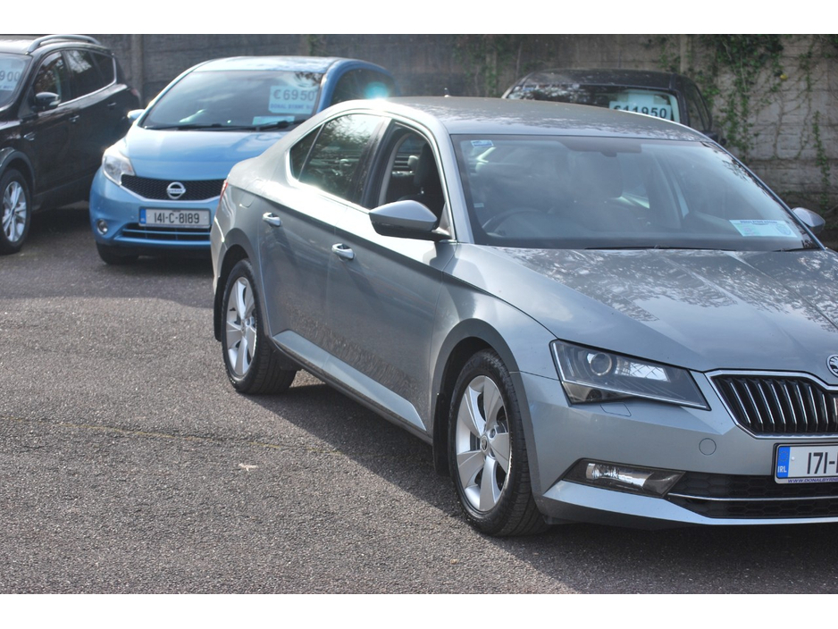 2017 Skoda Superb - image 3