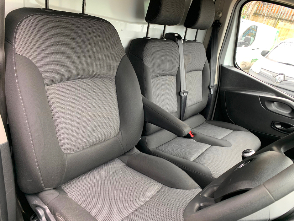 2021 Renault Trafic - image 16