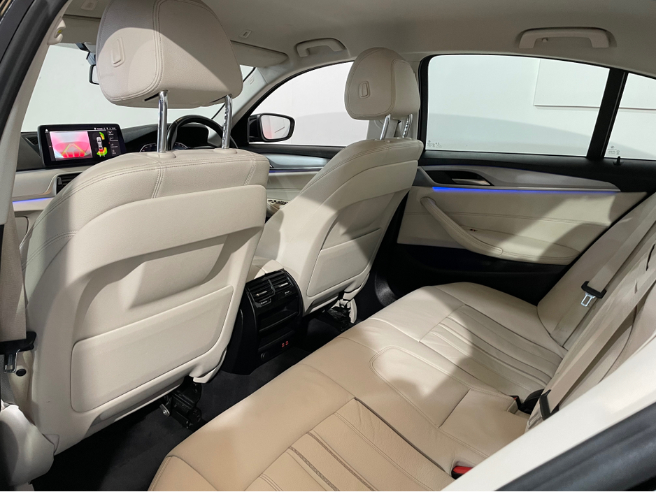 2021 BMW 5 Series - image 16