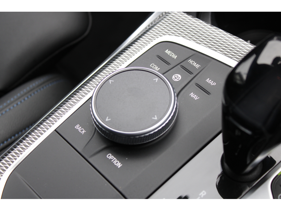 2021 BMW 3 Series - image 17