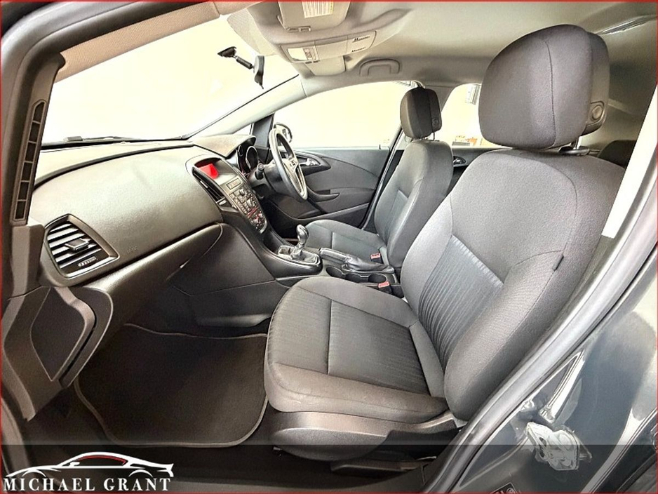 2015 Opel Astra - image 15