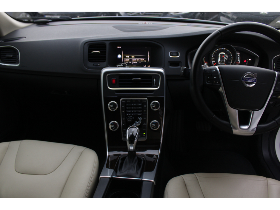 2017 Volvo V60 - image 18