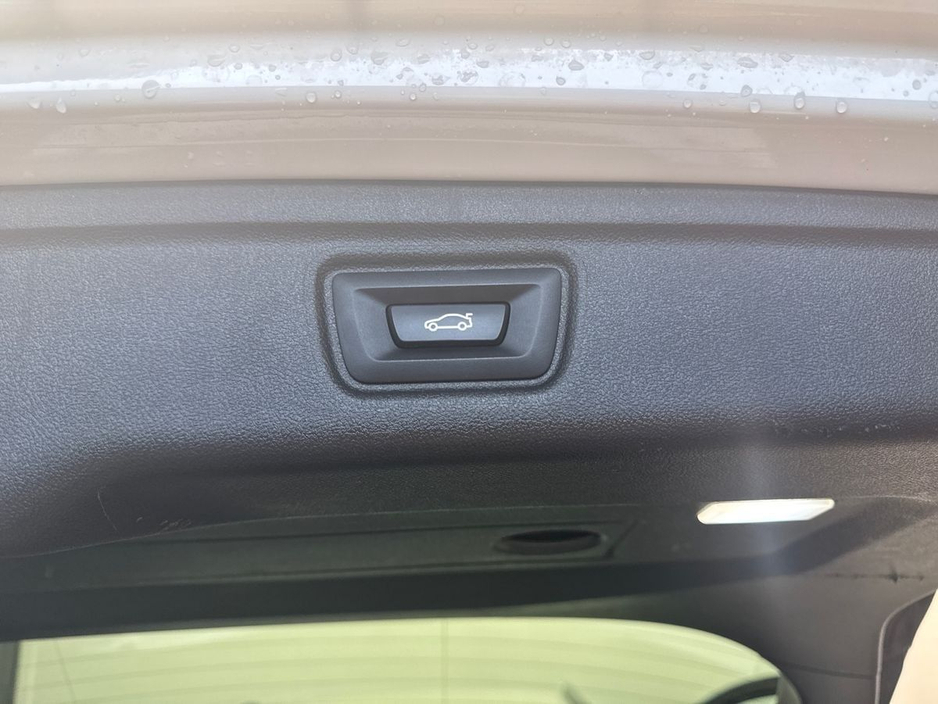 2022 BMW 3 Series - image 22