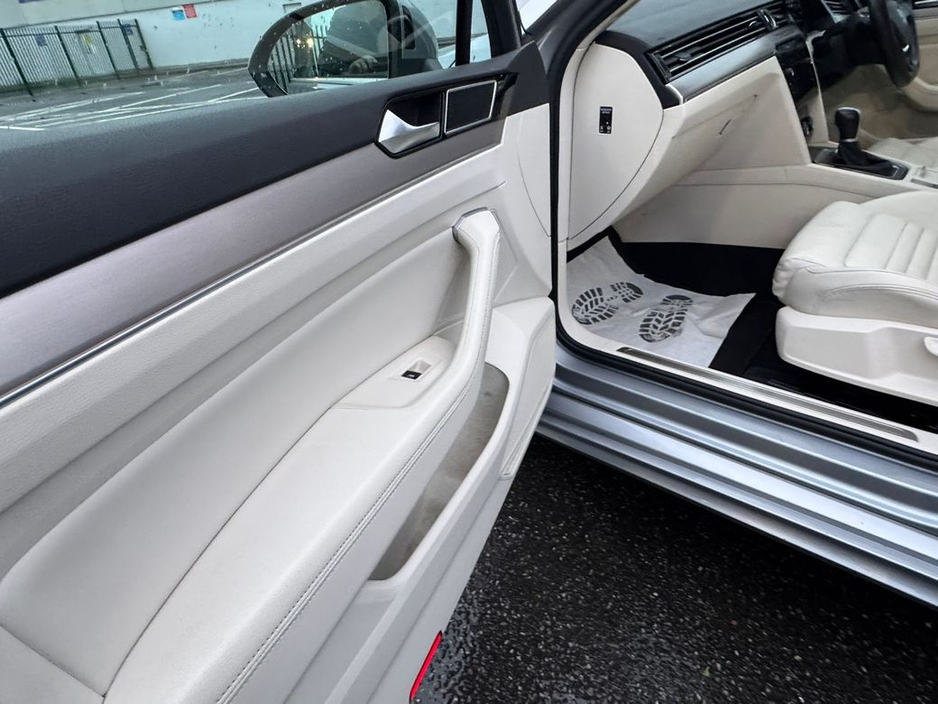 2018 Volkswagen Passat - image 12