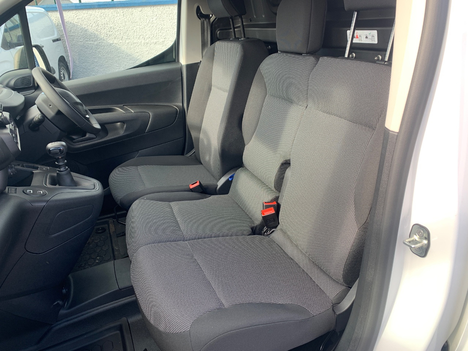 2024 Peugeot Partner - image 8
