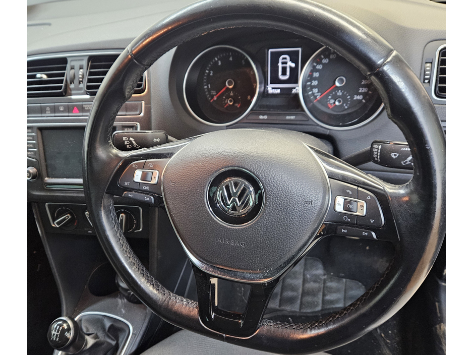 2016 Volkswagen Polo - image 4