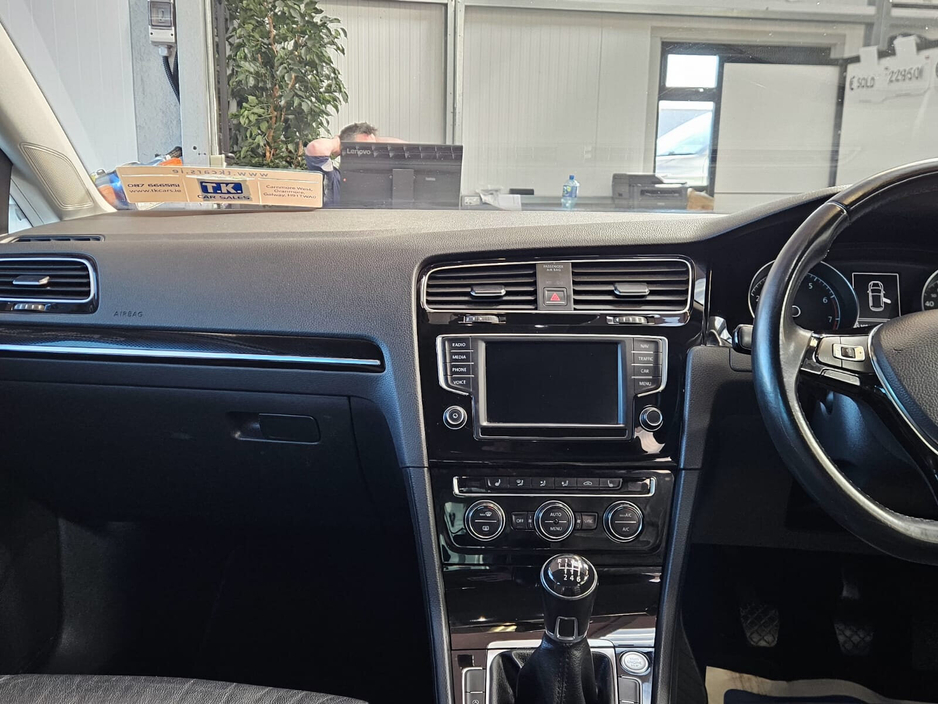 2017 Volkswagen Golf - image 9