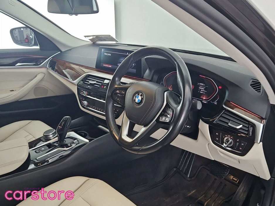 2020 BMW 5 Series - image 9