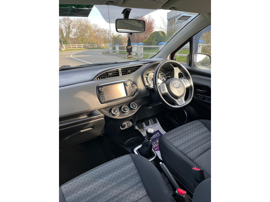 2016 Toyota Yaris - image 9