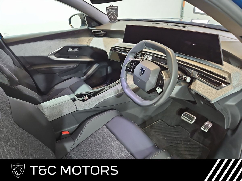 2025 Peugeot 5008 Allure Model 73kwh 210hp 500kms Range - Detachable Tow Bar €49,495