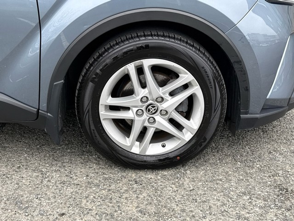 2021 Toyota C-HR HYBRID LUNA // REAR CAMERA // BLUETOOTH // AIR CON // TOYOTA SAFETY SENSE // €180 ROAD TAX // FULL WARRANTY €23,945