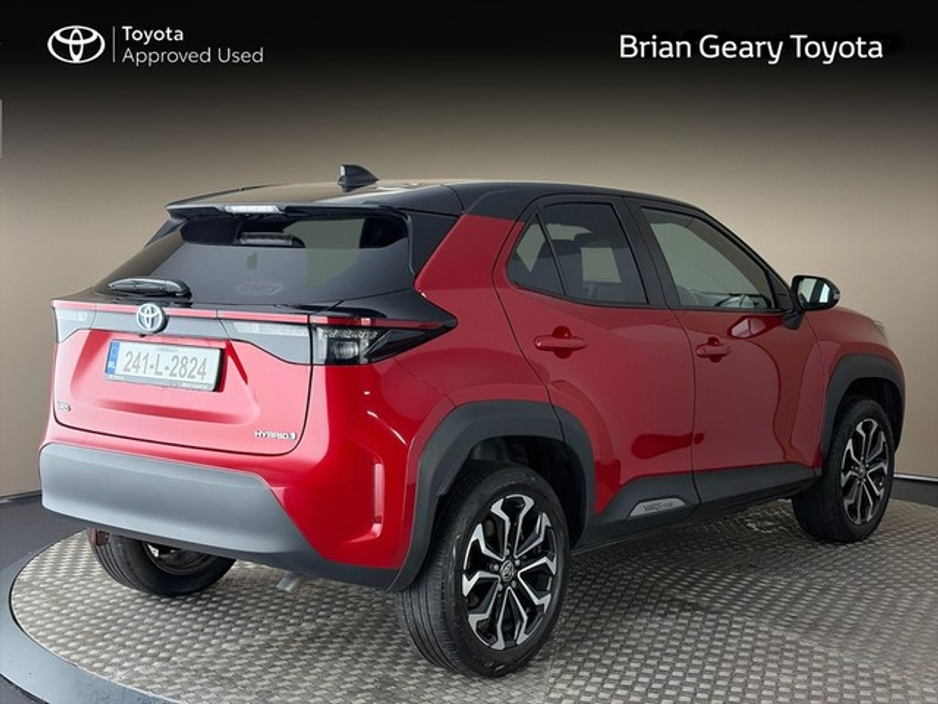 2024 Toyota Yaris Cross - image 2