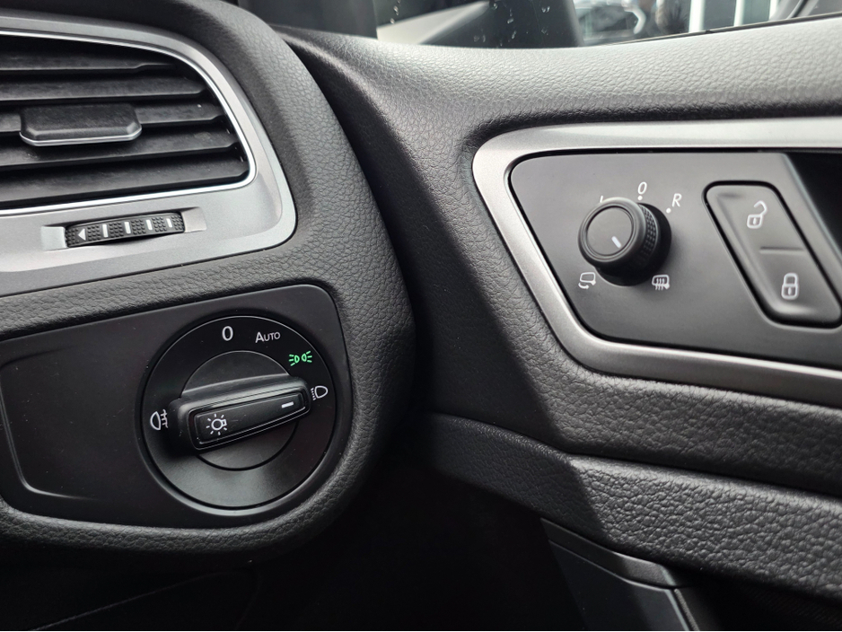 2016 Volkswagen Golf - image 18