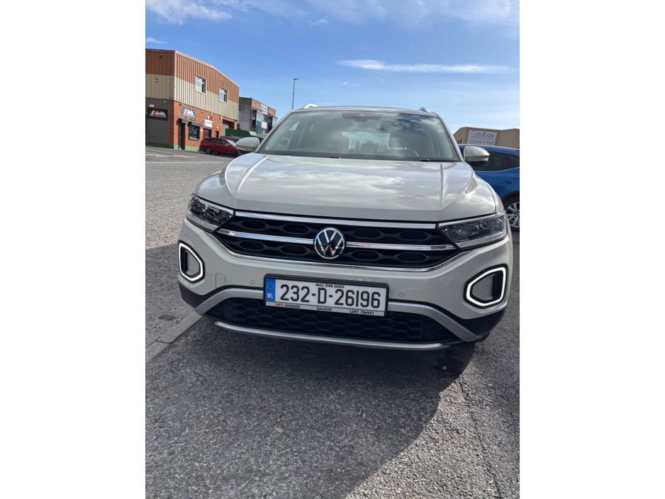 2023 Volkswagen T-Roc - image 4