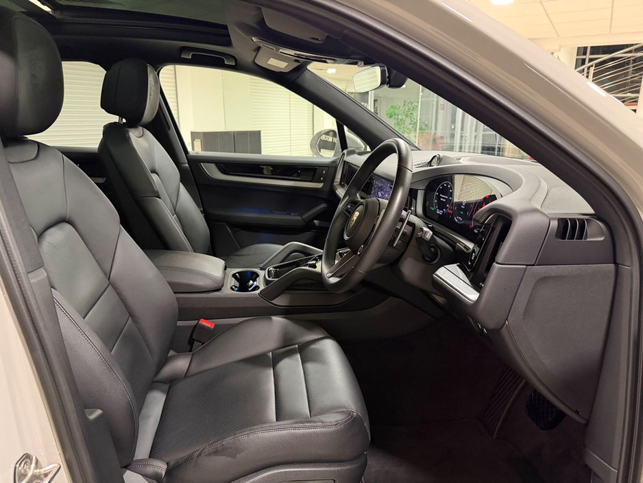 2025 Porsche Cayenne 3.0 V6 E-HYBRID=LOW MILES//HUGE SPEC//AS NEW=2 YEAR WARRANTY=TAILORED FINANCE PACKAGES AVAILABLE=TRADE IN'S WELCOME €114,995