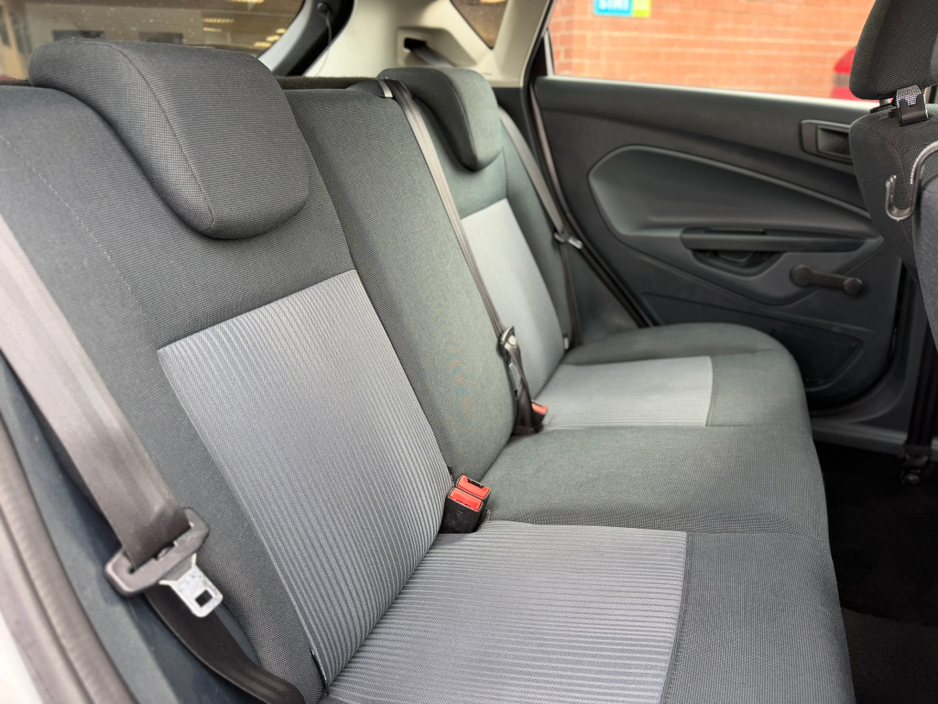 2011 Ford Fiesta - image 12