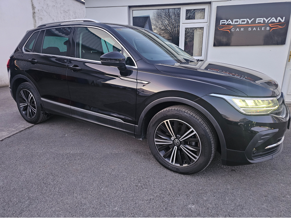 2023 Volkswagen Tiguan - image 2