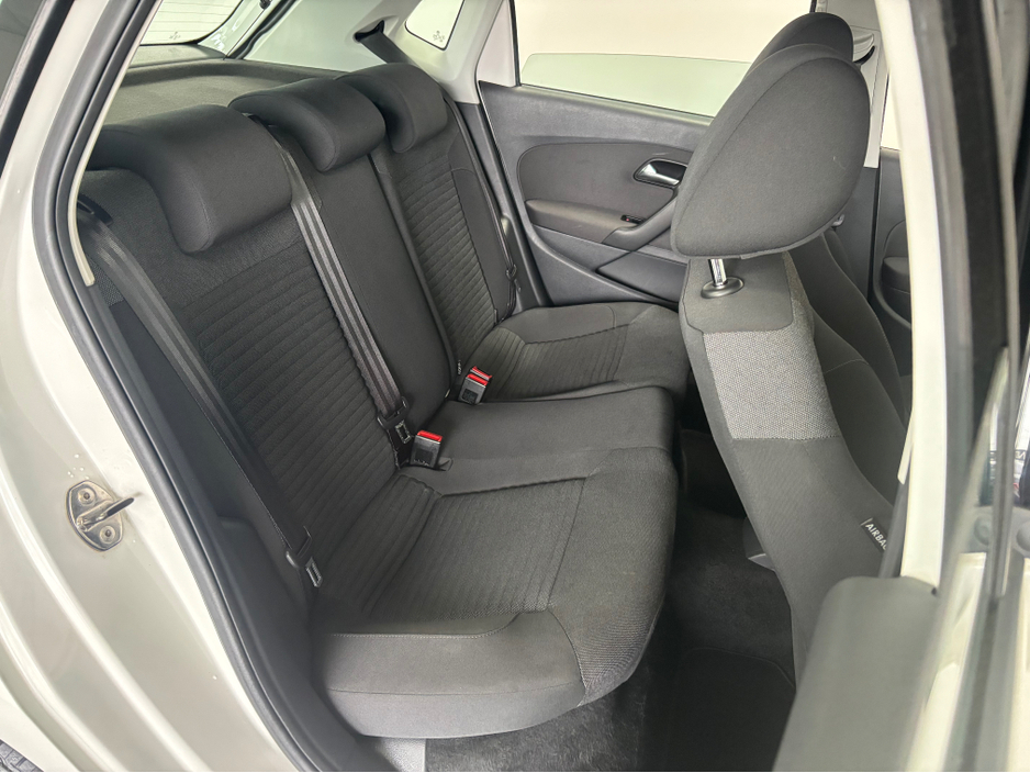 2012 Volkswagen Polo - image 10