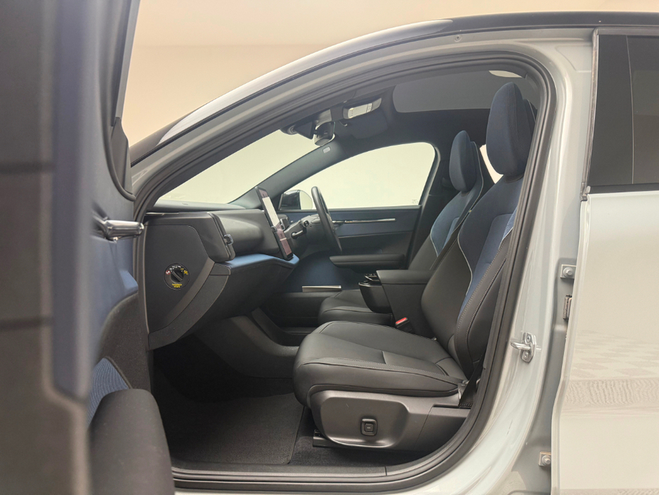 2024 Volvo EX30 ULTRA 69KWH *PAN ROOF* €35,990