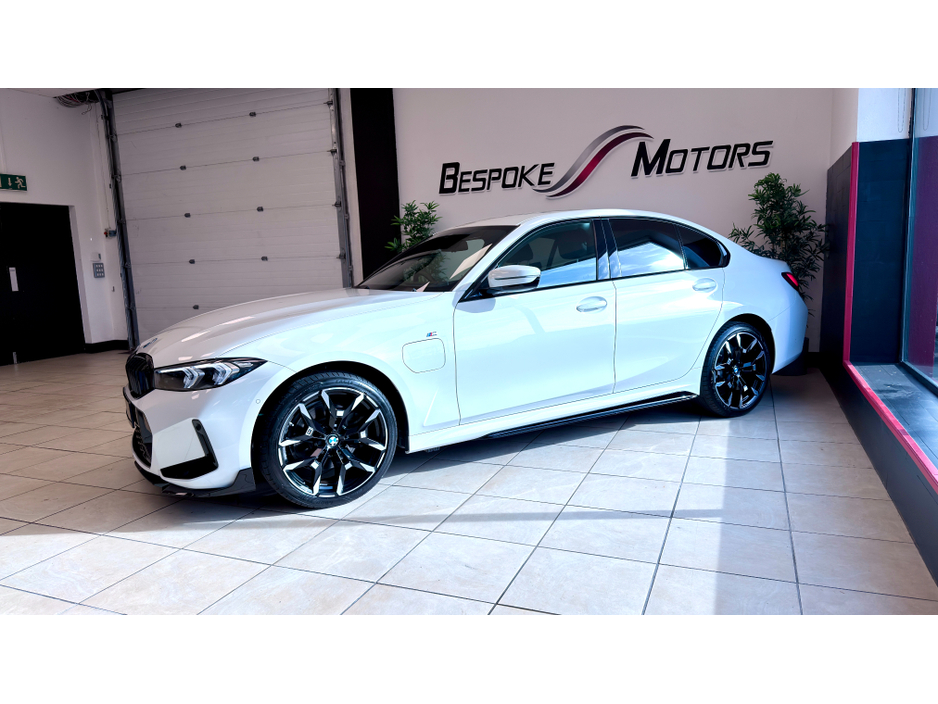 2025 BMW 3 Series - image 19