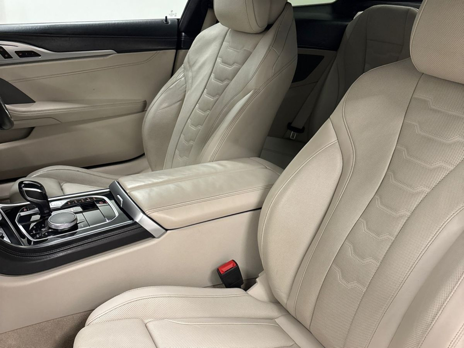 2019 BMW 8 Series - image 7