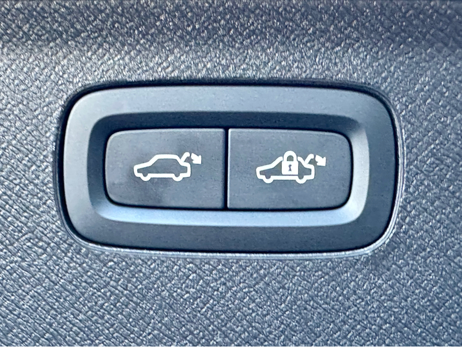 2025 Volvo XC90 + T8 PHEV AWD AUTO PLUS €78,950