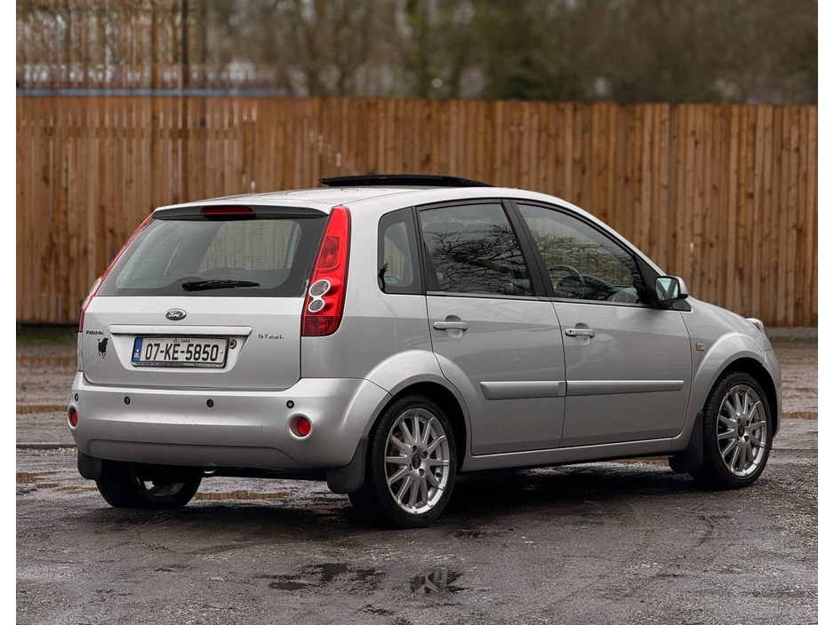 2007 Ford Fiesta - image 14