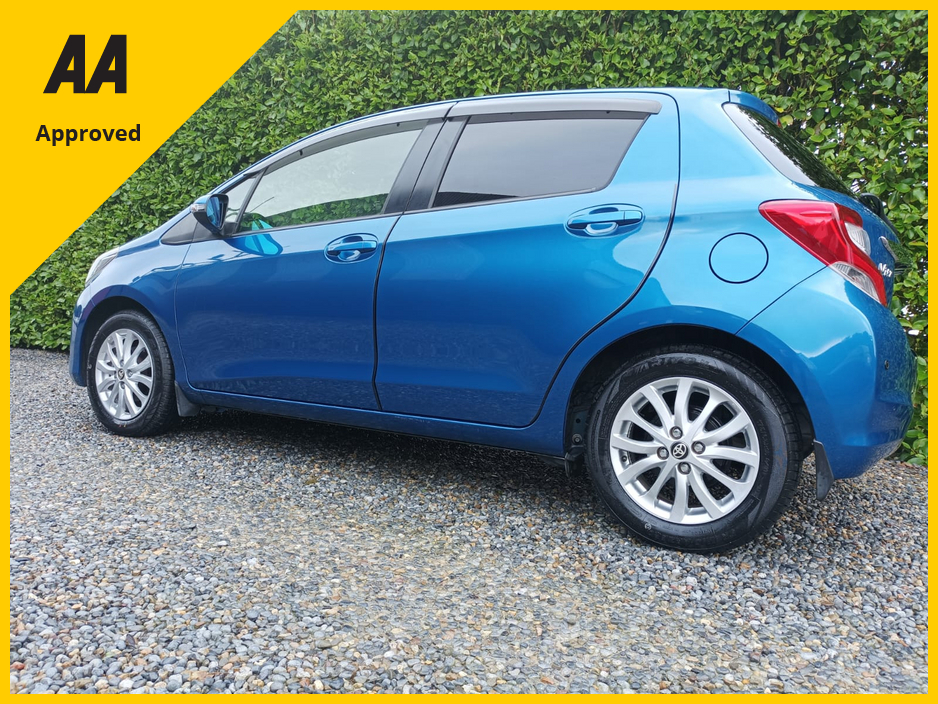 2016 Toyota Yaris ULTIMATE 1.3  PETROL AUTOMATIC LOW MILEAGE HIGH SPEC MULTIFUNCTION STEERING WHEEL ALLOY WHEELS LED HEADLIGHTS FACTORY IMMOBILISER PROXIMITY KEYS 2 FACTORY REMOTE KEYS 2 YEARS NCT 1 YEAR ROAD TAX €12,995
