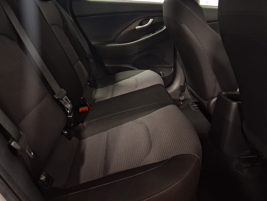 2017 Hyundai i30 - image 8