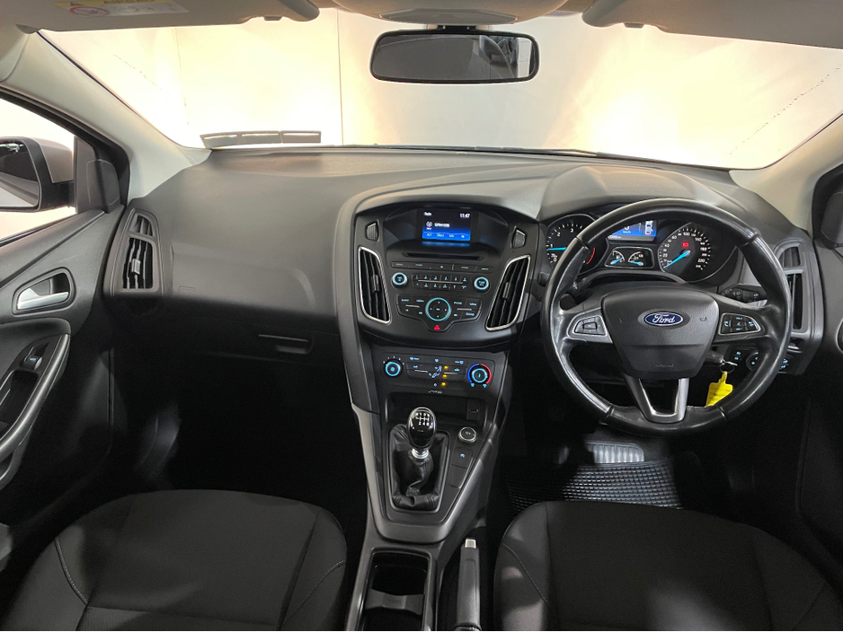 2016 Ford Focus - image 15