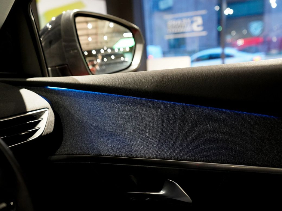 2022 Peugeot 5008 - image 18