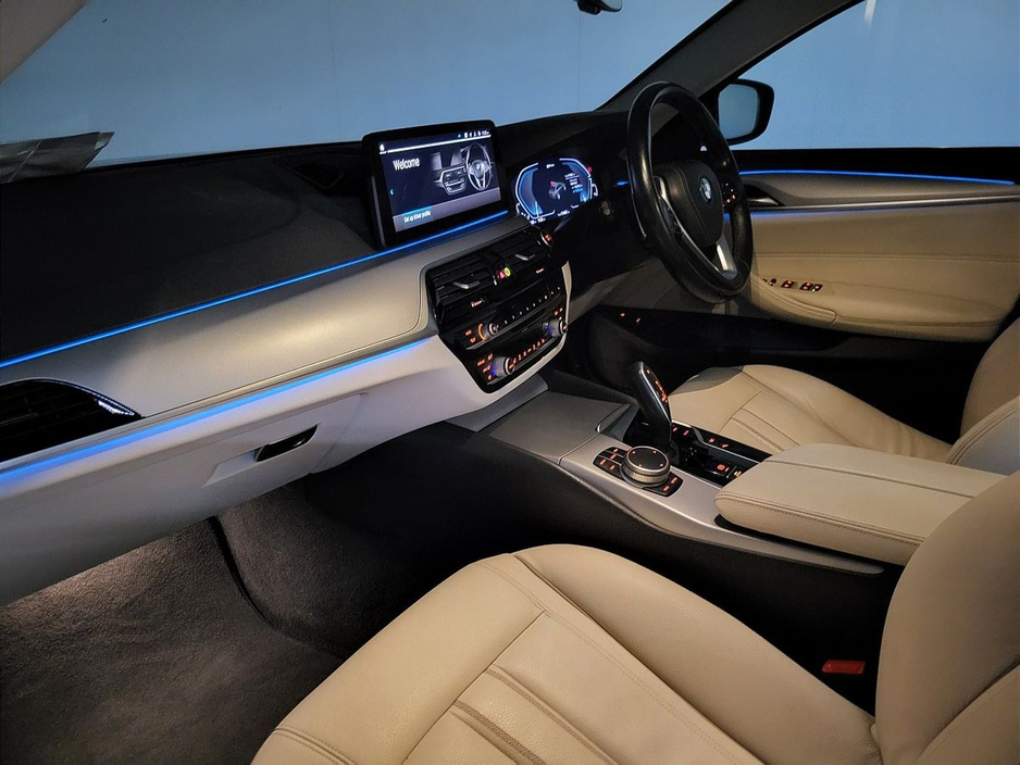 2021 BMW 5 Series - image 23