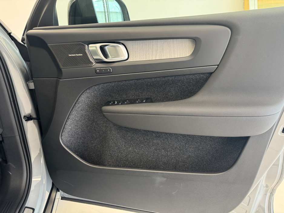 2026 Volvo EX40 - image 12