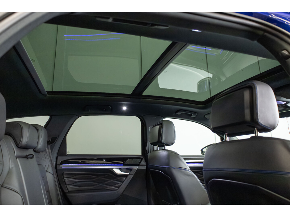 2021 Volkswagen Touareg - image 14