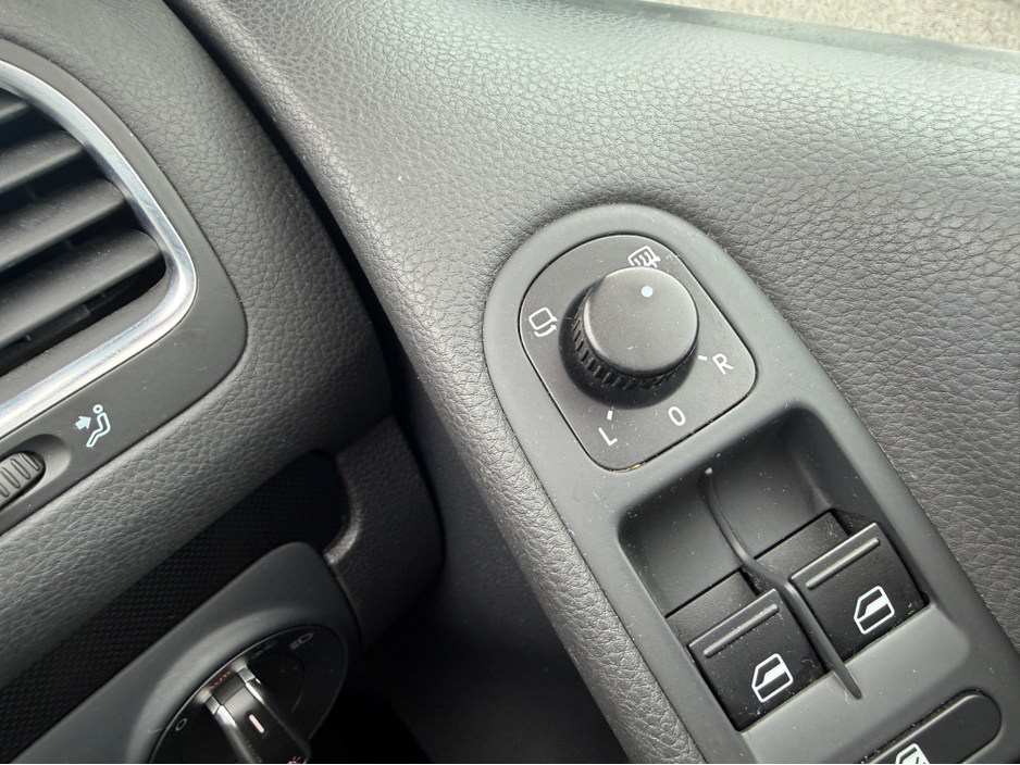 2012 Volkswagen Golf - image 16