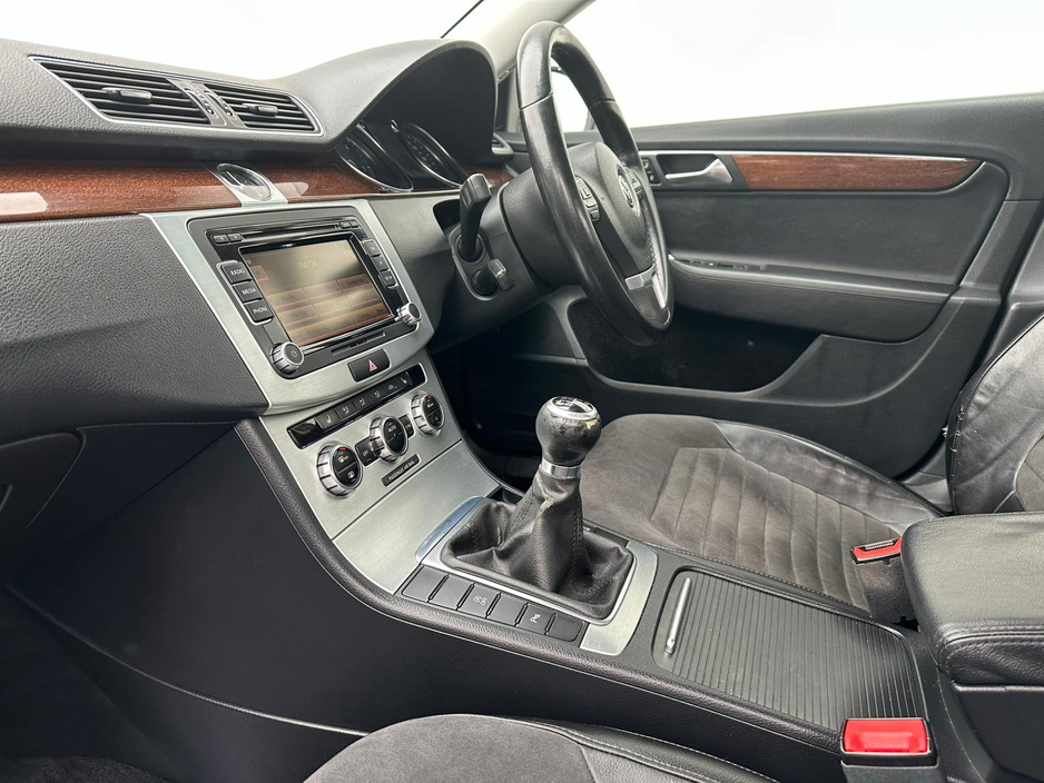 2012 Volkswagen Passat - image 13