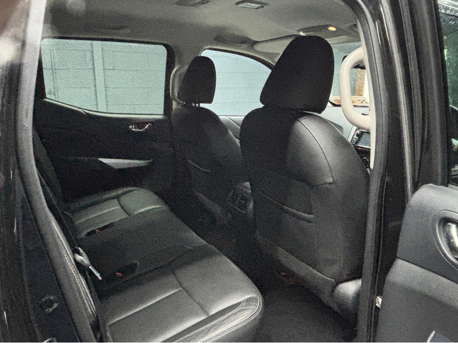 2018 Nissan Navara - image 3