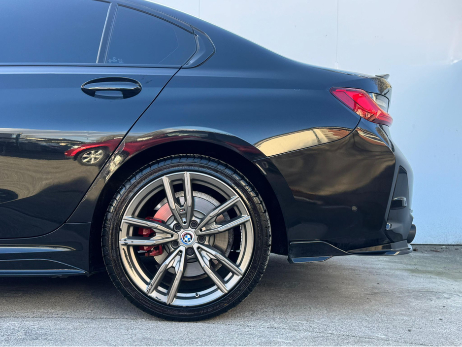 2021 BMW 3 Series - image 5