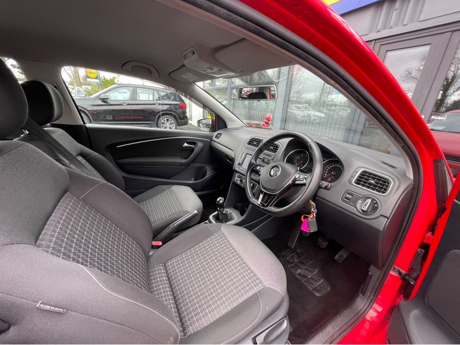 2015 Volkswagen Polo - image 6