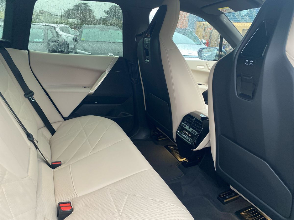 2022 BMW iX - image 19